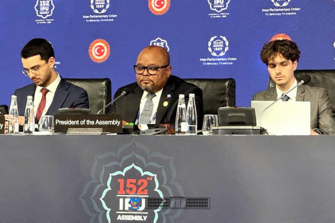Aimé Boji Sangara préside une séance plénière de la 152ᵉ session de l’Assemblée de l’Union interparlementaire, à Instanbul