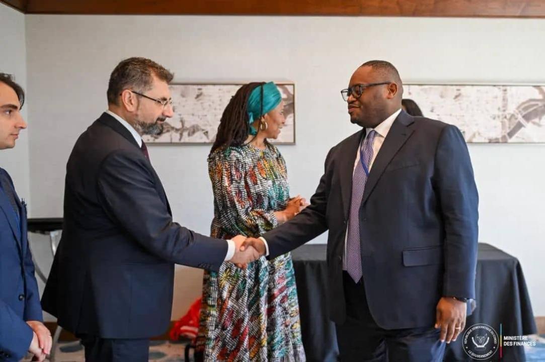 Poignée de main entre Ahunna Eziakonwa, secrétaire générale adjointe et directrice du Bureau régional pour l’Afrique du PNUD, et Doudou Fwamba, ministre des Finances en RDC