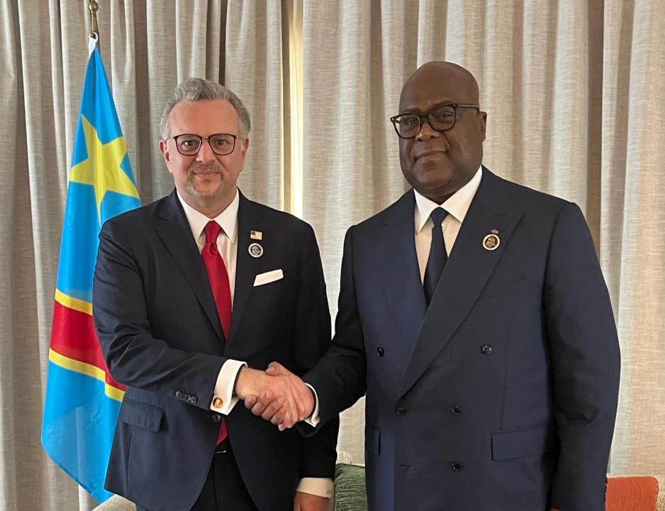 Une poignée de mains entre le Conseiller principal américain en matières arabes et africaines, Massad BOULOS et Félix TSHISEKEDI, Président de la RDC, ce dimanche en Suisse.