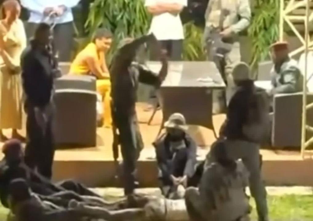 Un jeune homme pris à partir par les éléments FARDC dans une vidéo faisant le tour de la toile.