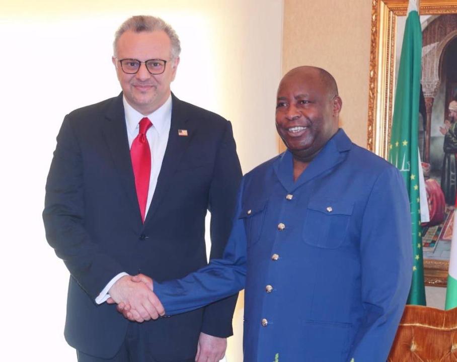 Une poignée de mains entre Massad BOULOS, Conseiller principal américain de Donald TRUMP en matières arabes et africaines  et Évariste NDAYISHIMIYE, Président du Burundi et Président en exercice de l'Union Africaine.