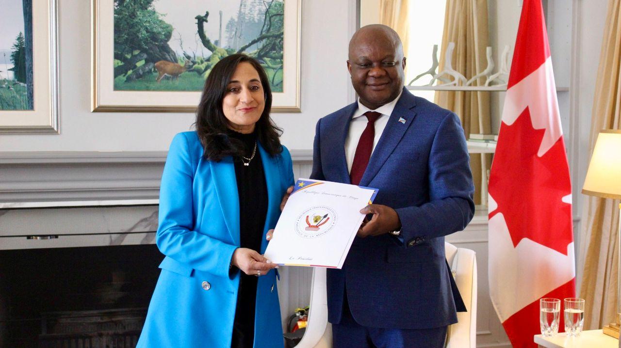 Crispin Mbadu Phanzu ministre délégué, chargé de la Francophonie remettant la Candidature de Julianna Lumumba à la ministre canadienne des Affaires étrangères.