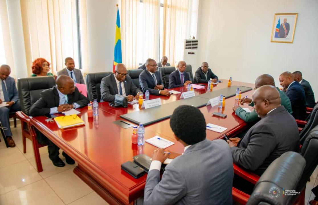 Les délégations congolaise et zambienne conduites par leurs Ministres de Commerce extérieur.