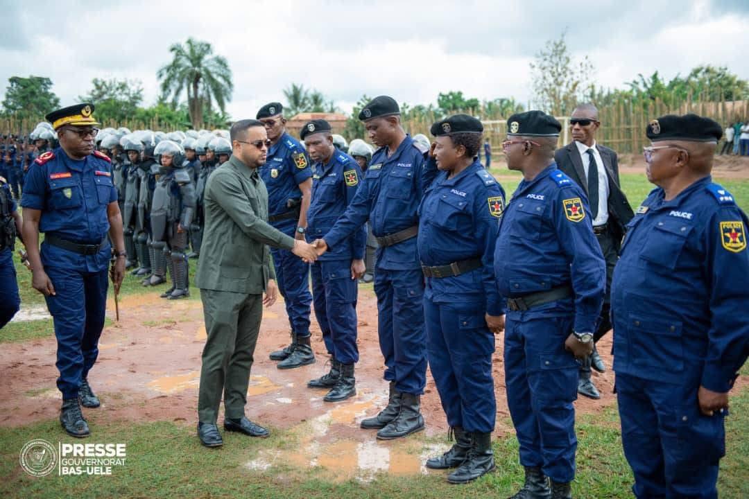 Mike MOKENI AMISI, Gouverneur du Bas-Uélé lors d'une parade avec les forces de l'ordre à Buta