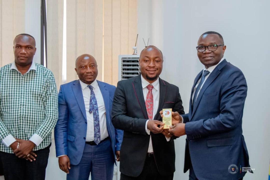 Julien PALUKU KAHONGYA, Ministre du Commerce extérieur et la délégation des exportateur du Cacao-café ce lundi 20 avril 2026 dans son cabinet de travail.