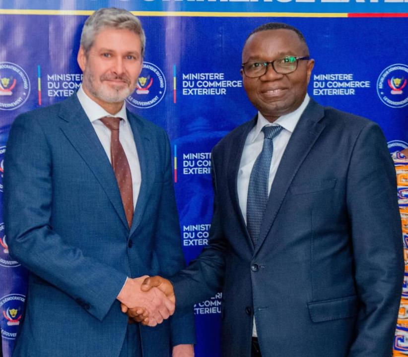 Julien PALUKU KAHONGYA, Ministre congolais du Commerce extérieur et David BEER, PDG de TradeMark Africa, au sortir de leur entretien ce lundi 20 avril 2026 à Kinshasa