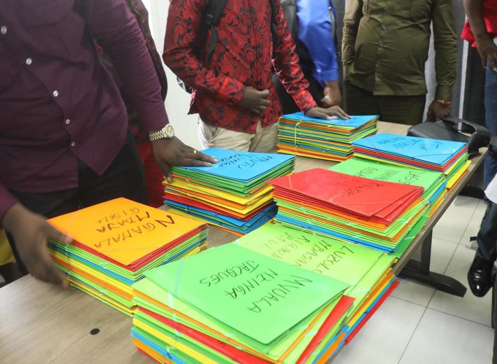 Les fiches et des listes des expropriétaires des terrains lors de l'indemnisation