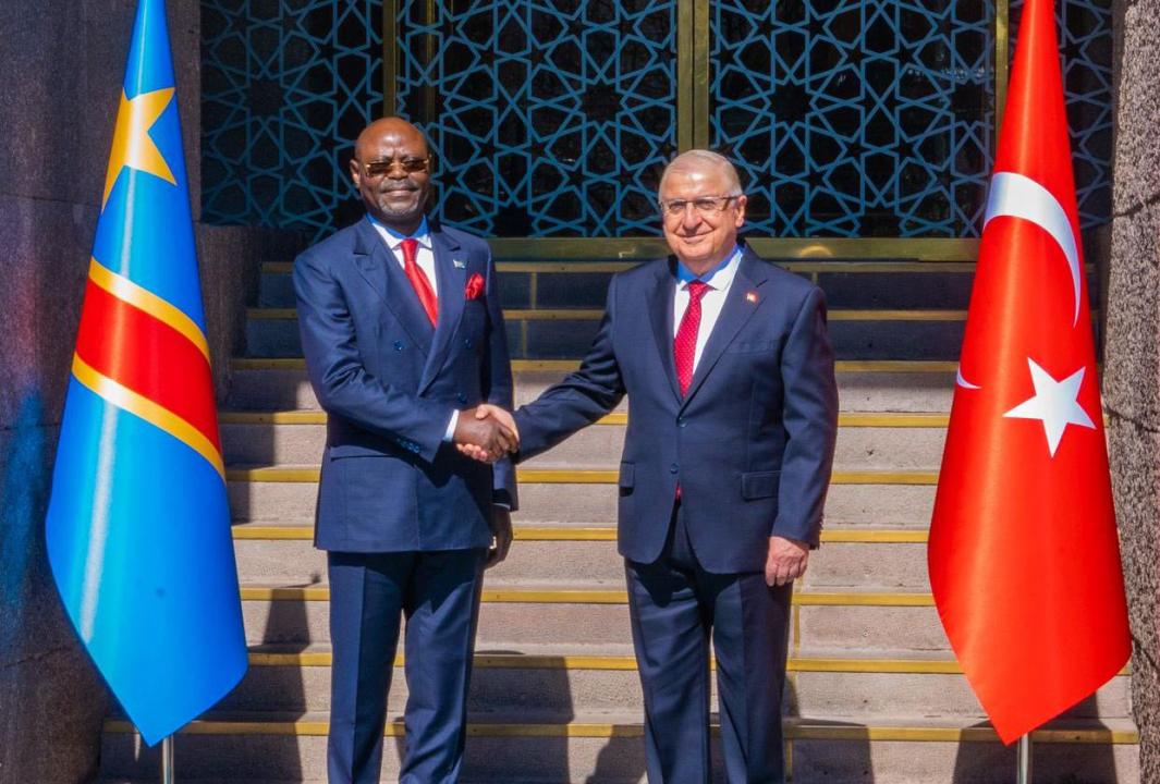 Une poignée de mains entre Guy KABOMBO MUADIAMVITA, Ministre de la Défense nationale et son homologue turque Yaşar GÜLER, au sortir de leur entretien ce mardi 21 avril 2026