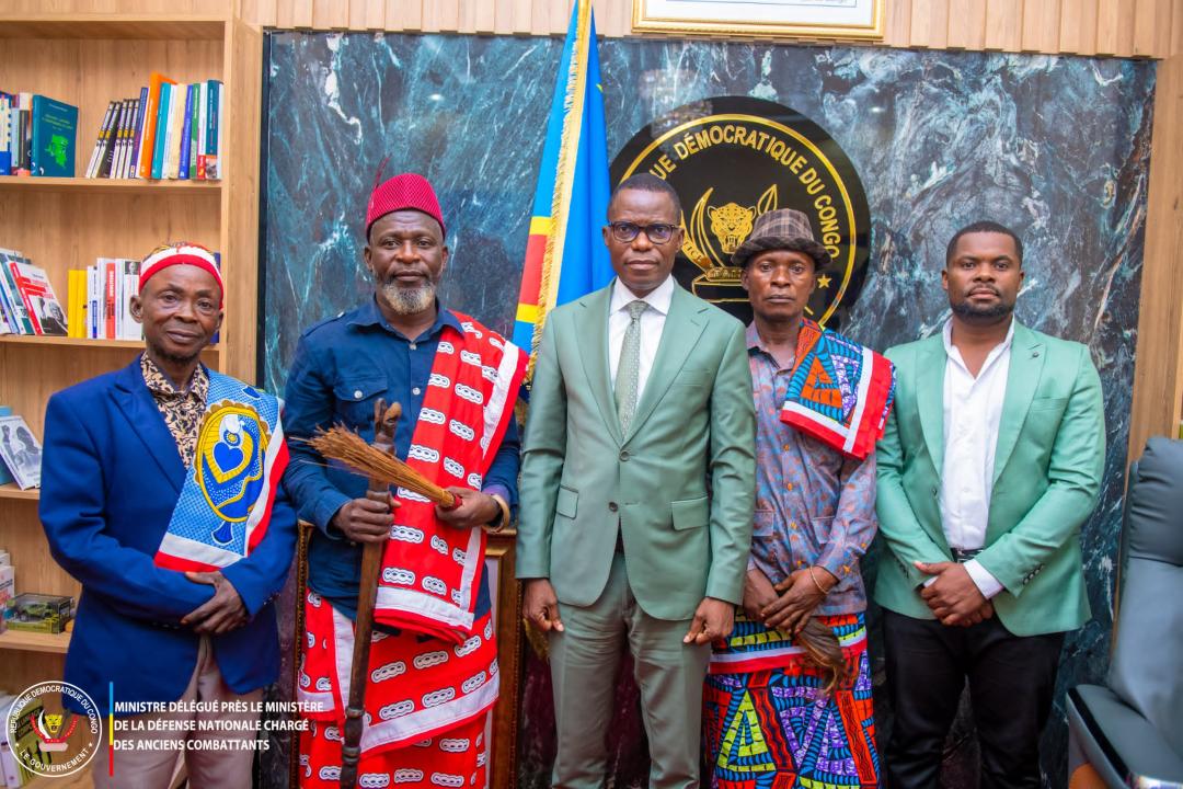 La famille du Grand chef Teke et le ministre délégué Eliezer Ntambwe, mardi 21 avril 2026