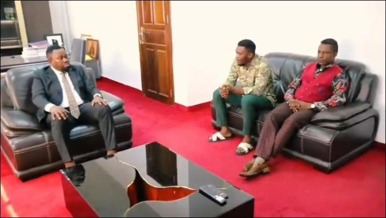 Le Ministre des Droits humains Samuel MBEMBA discutant avec Platini SADISA et son avocat conseil