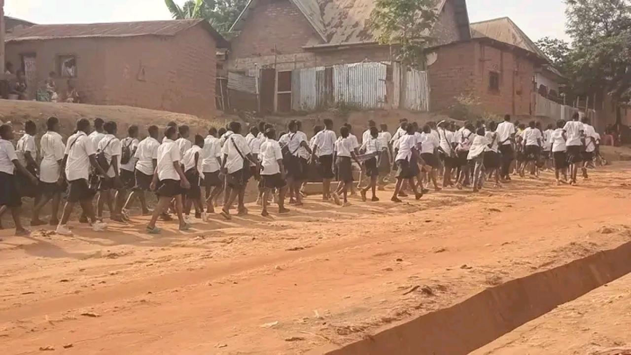 Les élèves filles de Tshikapa au Kasaï en plein marche