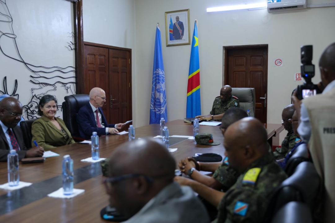 Une délégation de la MONUSCO conduite par James Swan échange avec le Gouverneur militaire de la province de l’Ituri