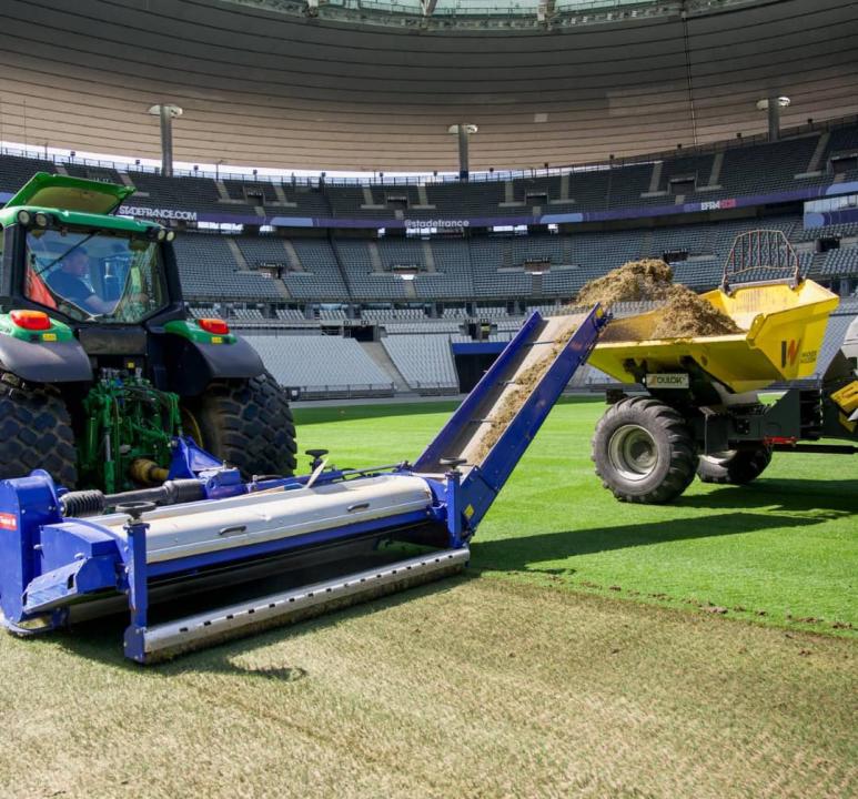 Des engins en plein travaux de reconfiguration du Stade de France en guise des événements culturels à venir.