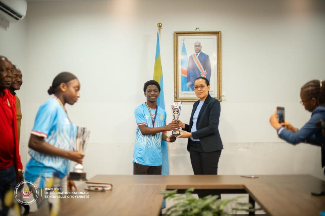 La ministre de l’Éducation nationale, Raïssa Malu, reçoit le trophée des Léopards du football scolaire [photo d’illustration]