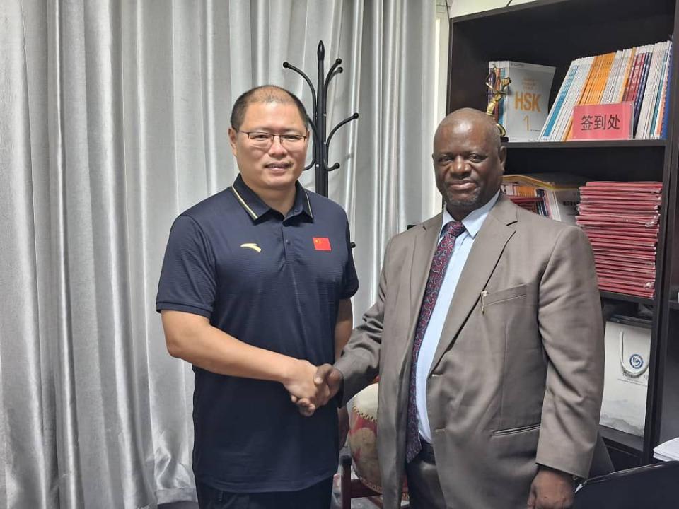 Poignée de main entre l'ambassadeur de la Chine en République démocratique du Congo et l'Inspecteur général de la Formation professionnelle