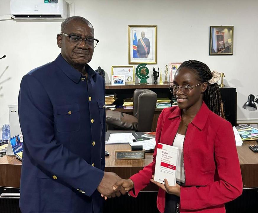 Le Directeur Général du CAMI et une lauréate du récent concours