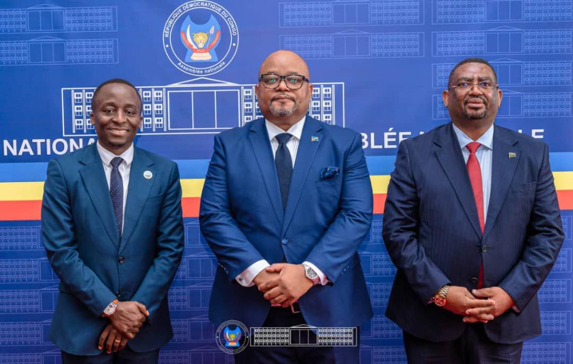 Le Président de l'Assemblée nationale, Aimé Boji, placé au milieu de deux membres du Forum des parlements des pays membres de la CIRGL, mercredi 22 mars 2026