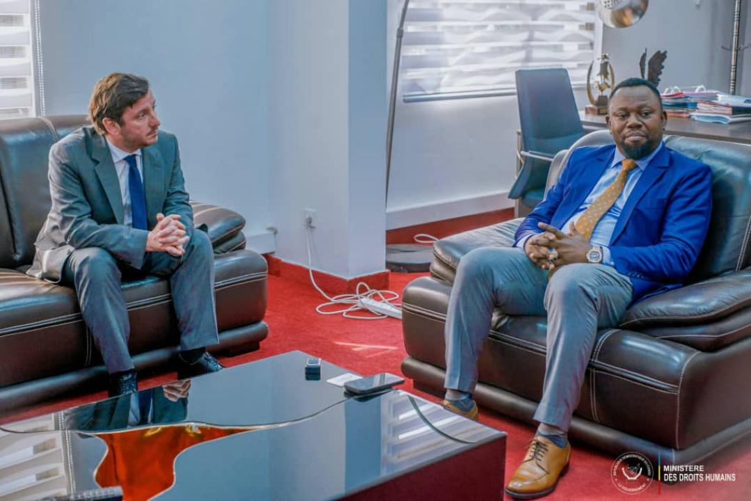 Le ministre des Droits humains, Samuel Mbemba, s'entretenant avec le député français Aurélien Taché, porteur du projet de création de l'Académie francophone.