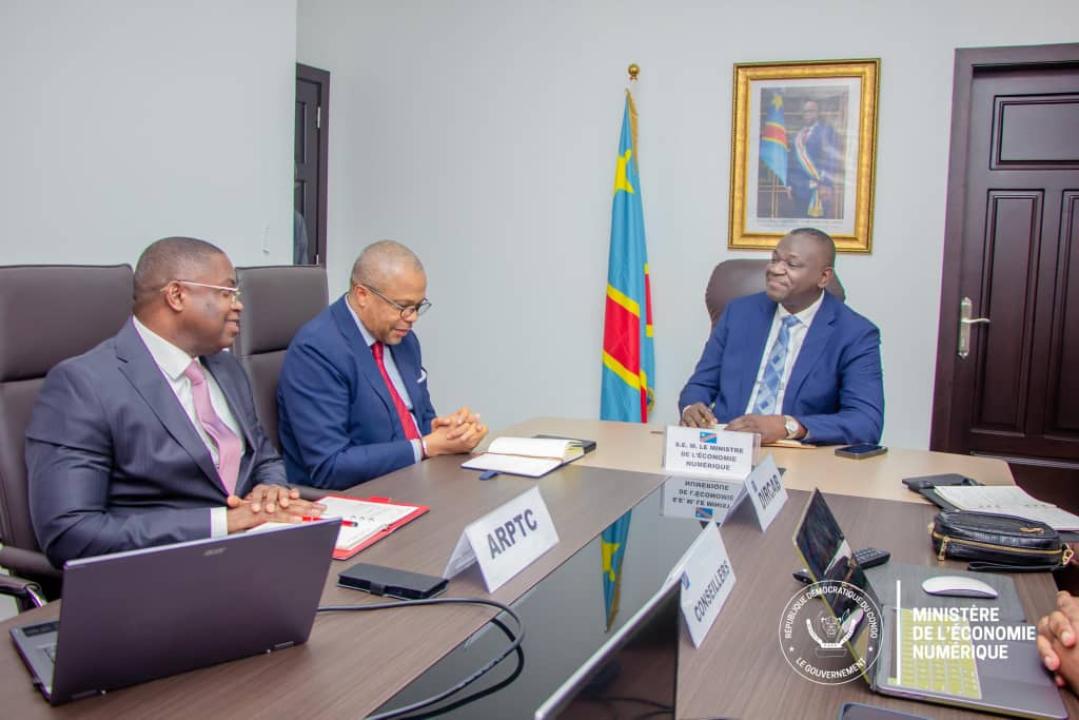 Augustin Kibassa, ministre de l'Economie numérique, en séance de travail avec  Christian Katende, président de l'ARPTC