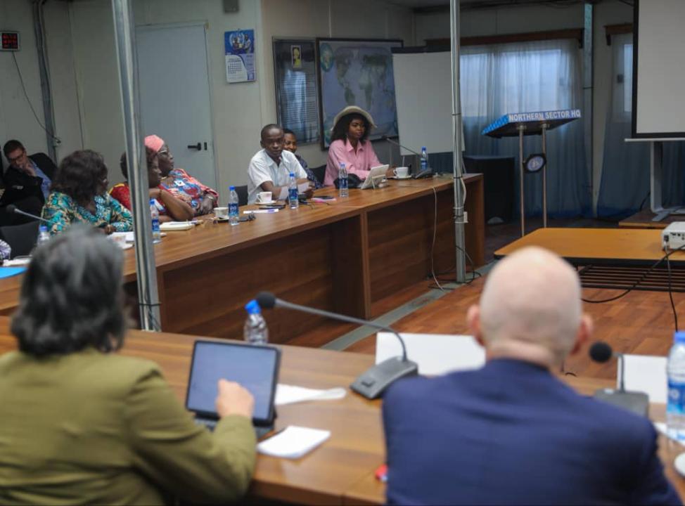 James Swan, chef de la MONUSCO, échange à Bunia, avec des leaders des organisations féminines, de la jeunesse et du Parlement des enfants autour des initiatives locales de consolidation de la paix.