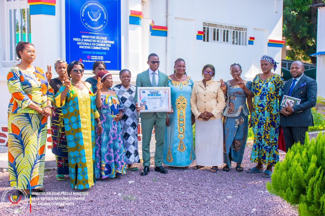 Le Ministre délégué Eliezer Ntambwe et les femmes de l'UDPS, mardi 21 avril 2026