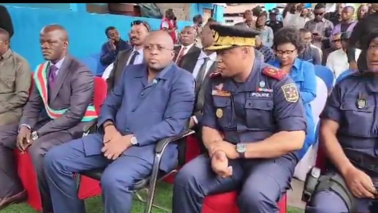 Le VPM Jacquemain Shabani accompagné du Commissaire divisionnaire adjoint de la ville de Kinshasa Israël KANTU et le bourgmestre de la commune de Bumbu