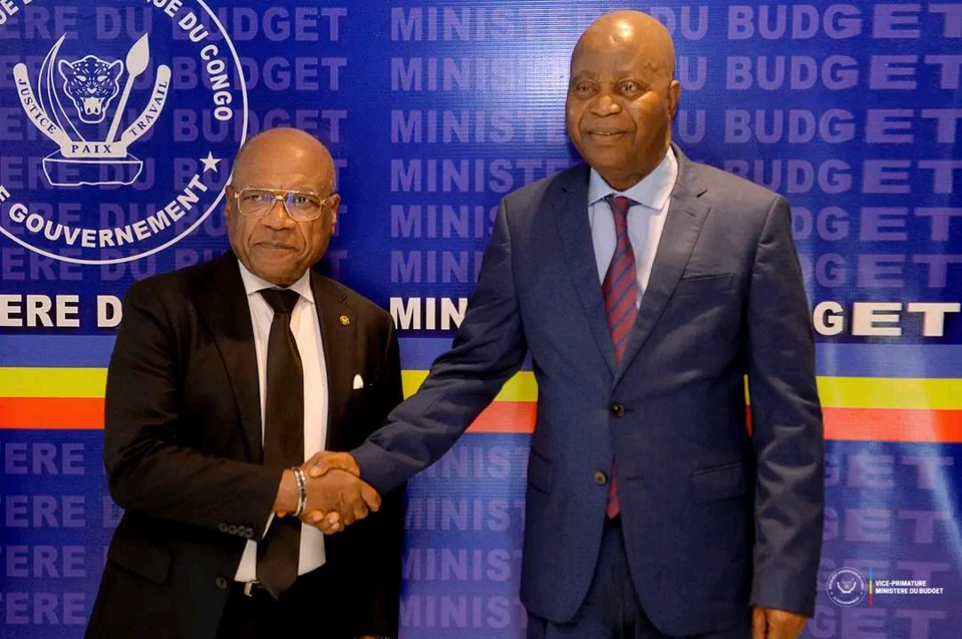 Poignée de main entre le vice-Premier ministre, ministe du Budget, Adolphe Muzito, et She Okitundu, député national