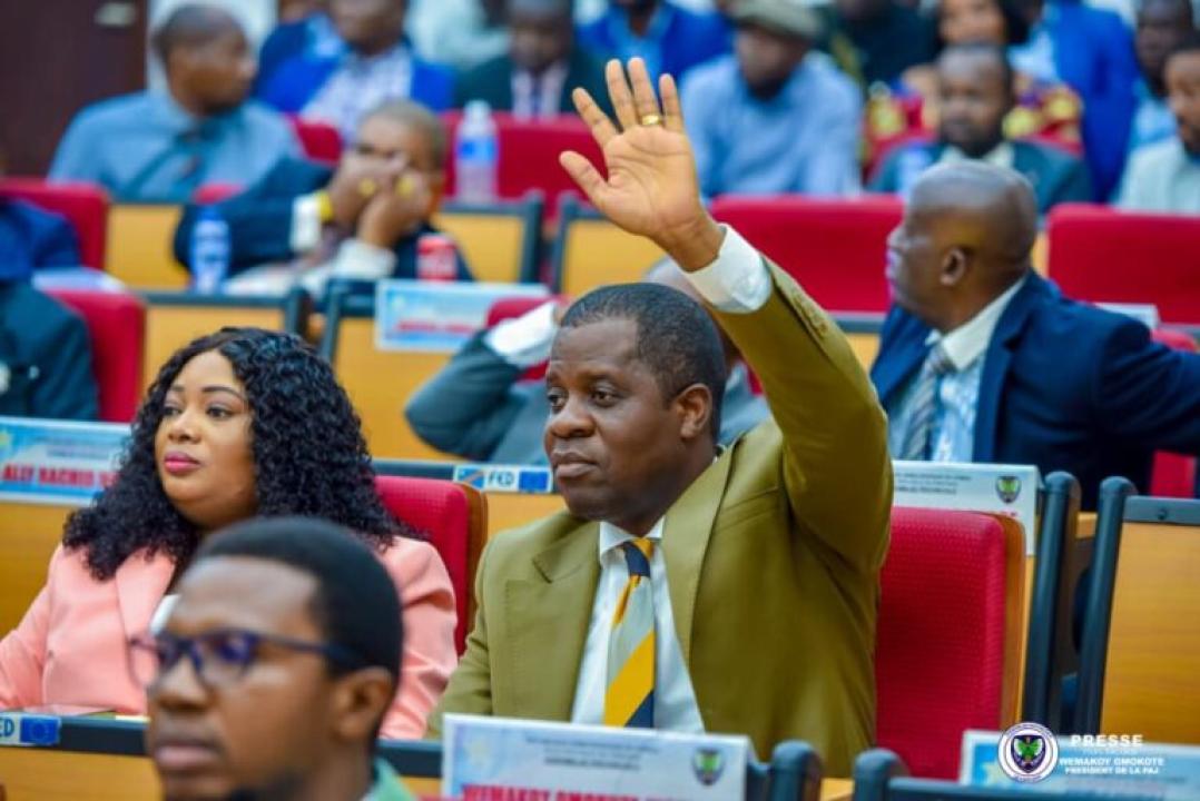 Le député Nicolas Wemakoy prêt à prendre la parole lors de la  séance plénière tenue mercredi 22 avril 2026