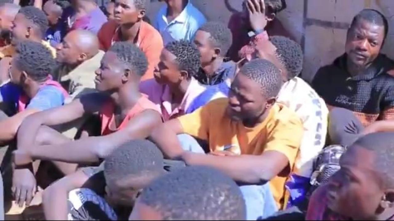 Les 70 présumés criminels arrêtés et présentés aux autorités ce jeudi 23 avril 2026 à Lubumbashi