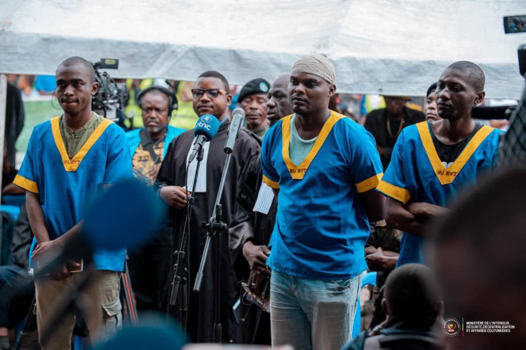 Trois présumés braqueurs lors d'une audience foraine devant le tribunal militaire de Kinshasa- Gombe
