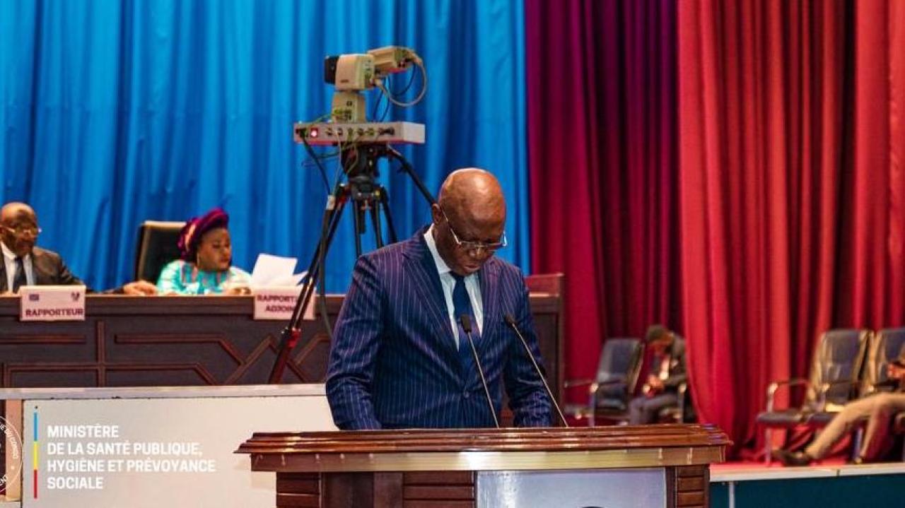 Le ministre de la Santé publique, Roger Kamba, présentant le projet de loi sur la lutte contre le commerce illicite du tabac, devant les députés nationaux, jeudi 23 avril 2026
