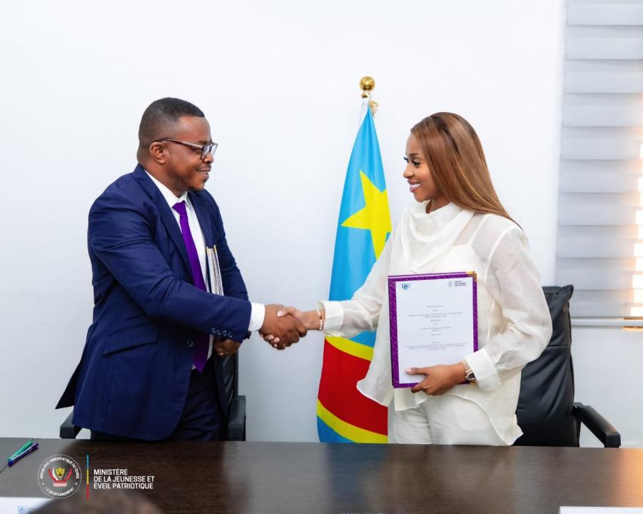 La ministre de la Jeunesse Grace Kutino et le représentant du Bureau central de coordination [photo d'illustration]