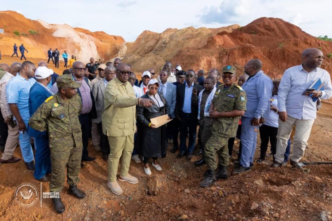 Le ministre de Mines Louis Watum, lors d'une descente dans une mine artisanale [photo d’illustration]