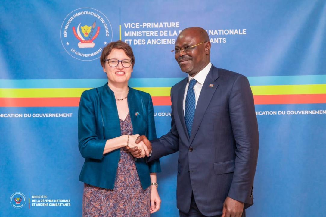 Le VPM de la Défense Guy Kabombo et l'ex ambassadrice britannique Alyson King, vendredi 24 avril 2026