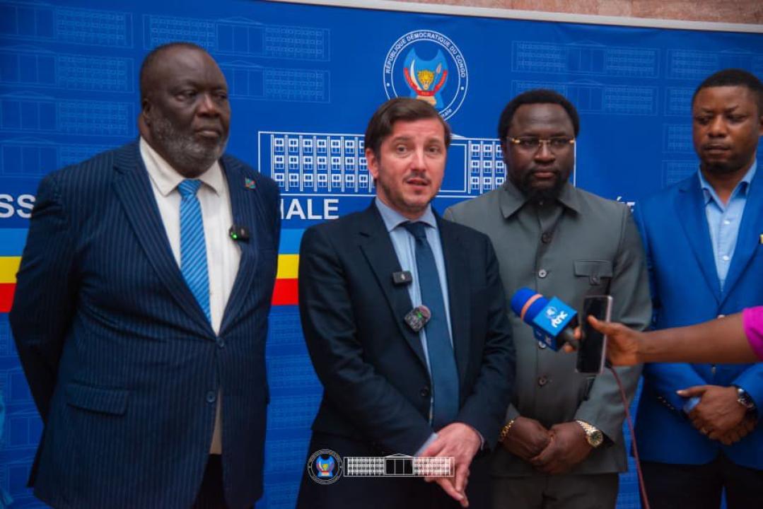 Le député français Aurélien Taché, entouré de trois élus du peuple de la RDC
