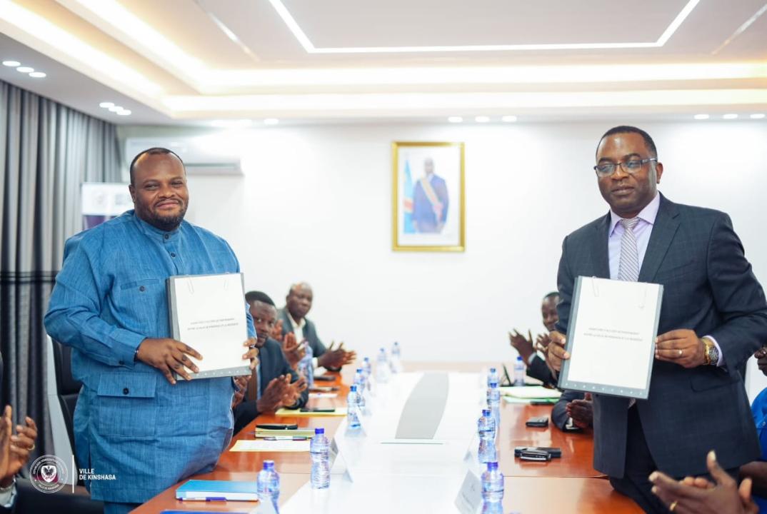 Le Gouverneur Daniel Bumba et le directeur général de la REGIDESO, David Tshilumba [photo d'illustration]