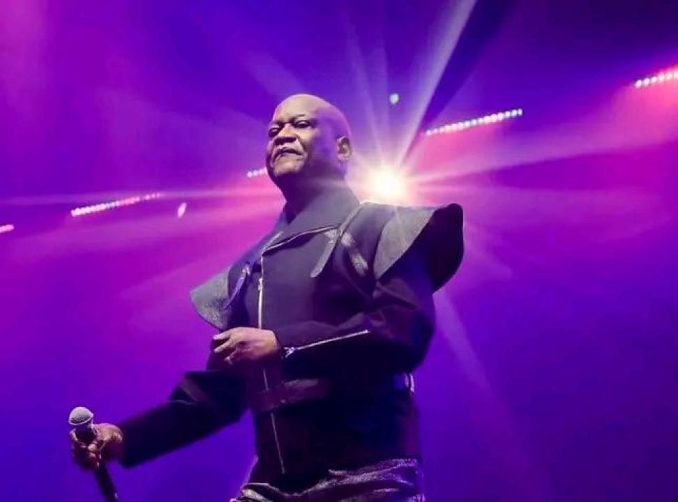 Le  chanteur Jossart Nyoka Longo, éblouissant sur la scène musicale de Zenith de Paris