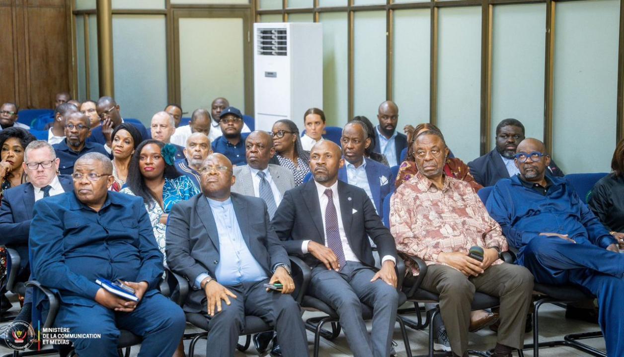 Le ministre de la Communication et Médias, Patrick Muyaya,  entouré du patronat congolais