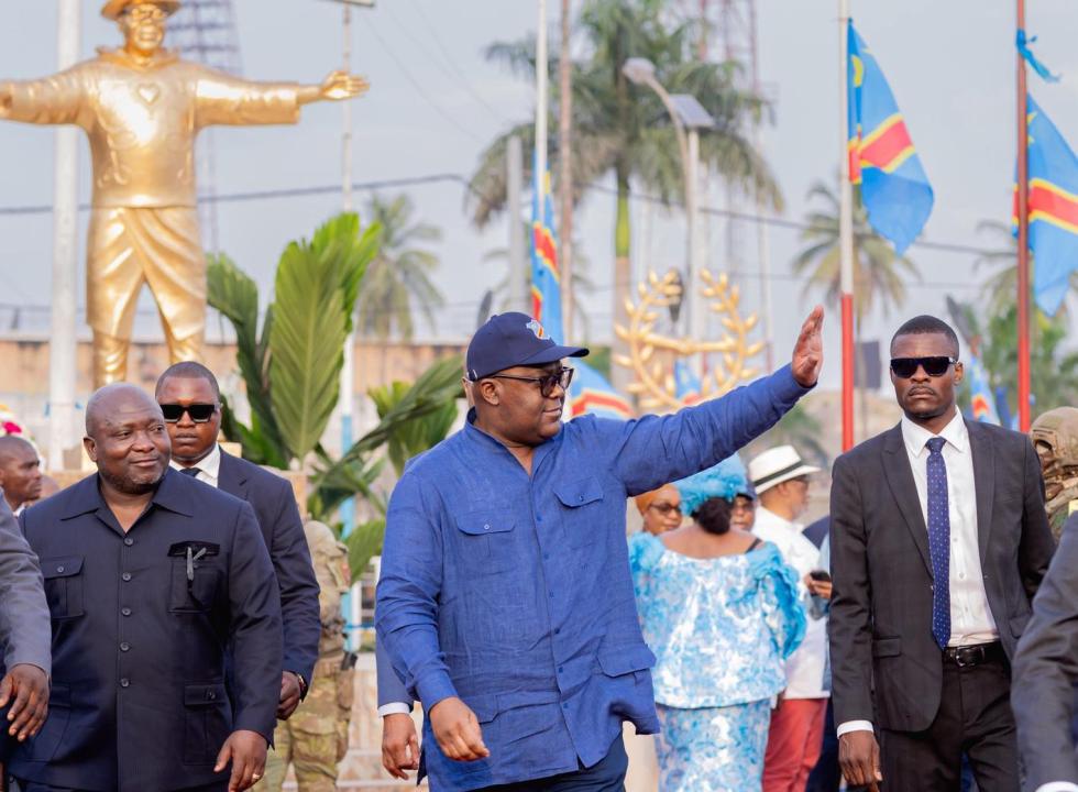 Le chef de l'État Félix-Antoine Tshisekedi au monument de Papa Wemba devant le Stade Tata Raphaël