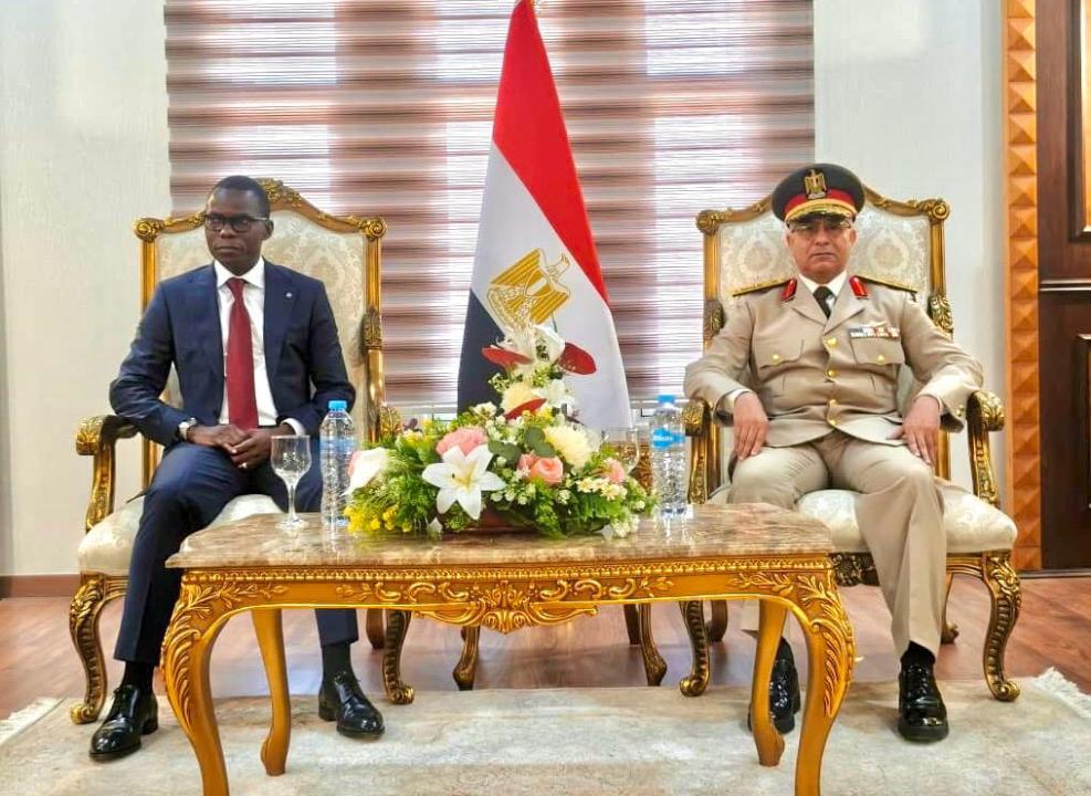 Le Ministre délégué Eliezer Ntambwe reçu au Caire par l'un des officiers égyptien, samedi 2026