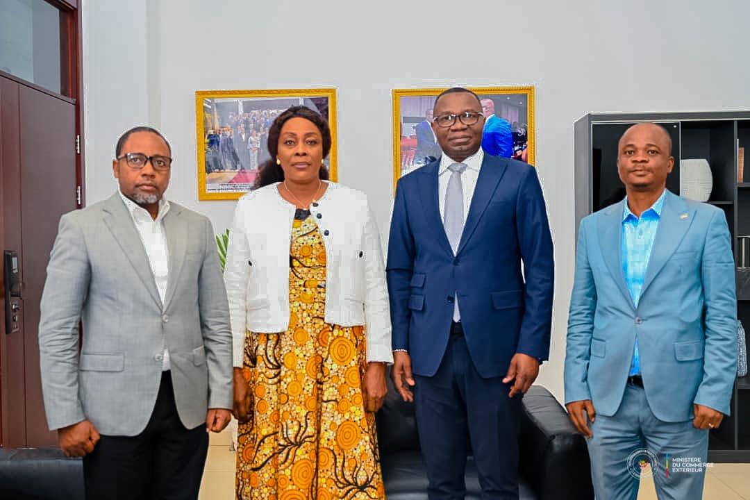 Julien PalukuKahongya, ministre du Commerce extérieur et Claudine Atisandi Elondia, ministre provinciale de la Tshopo en charge du Commerce, du Budget, du Plan, des Petites et moyennes entreprises (PME) et porte-parole du Gouvernement provincial et sa délégation après leur entretien
