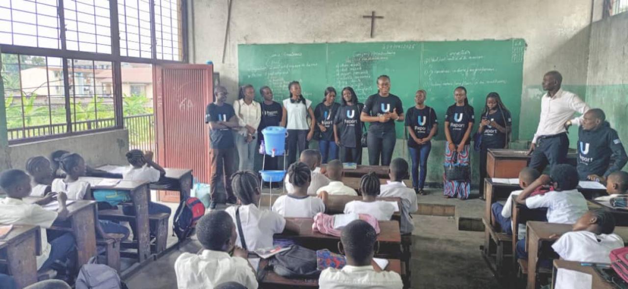 Les sensibilisateurs de U-Report dans une salle de classe à l'école Bawoyo Laïque EP1
