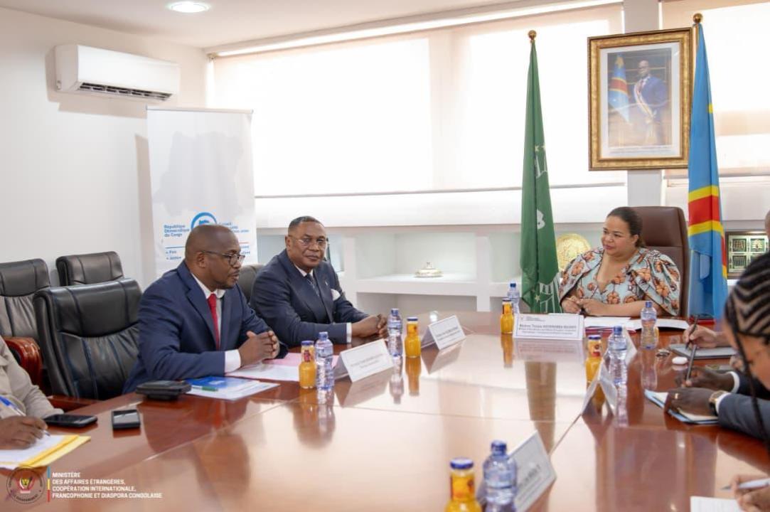 La ministre des Affaires étrangères, Thérèse Kayikwamba Wagner, et les responsables du CEEC [photo d'illustration]