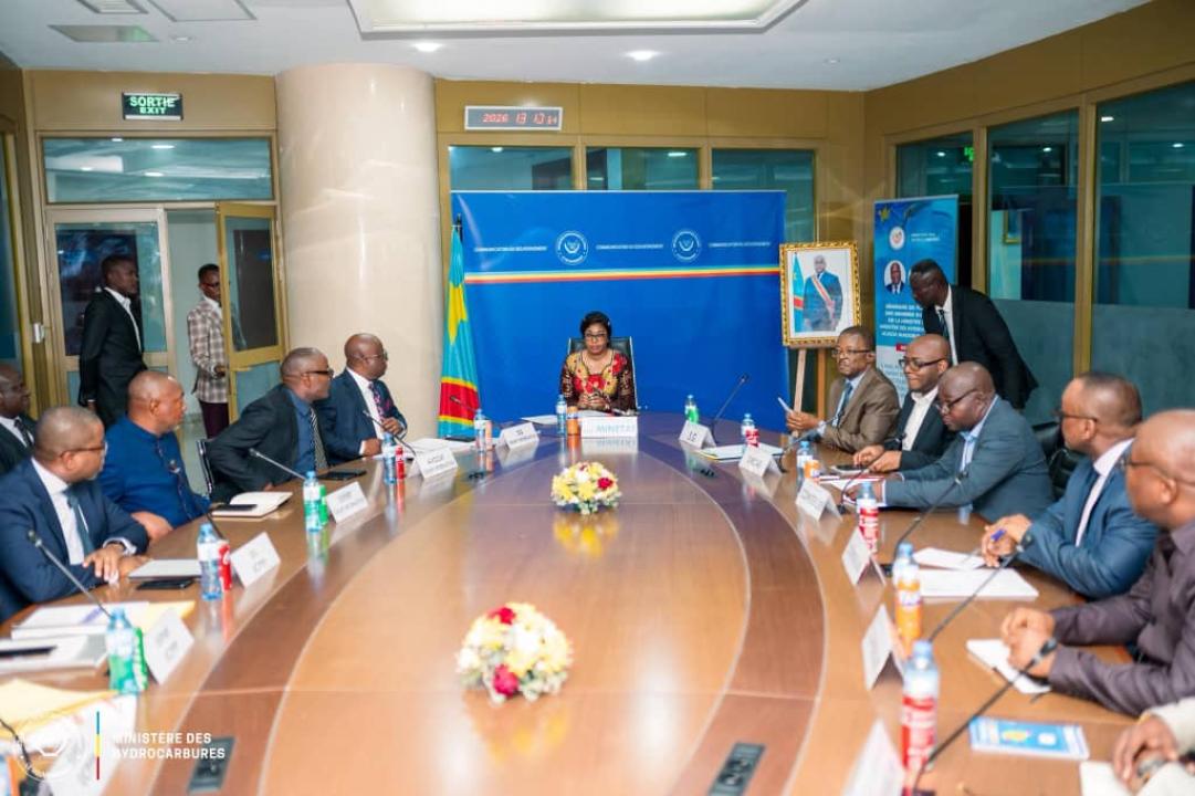 Une séance de travail présidée par Acacia BANDUBOLA, Ministre d'État en charge des Hydrocarbures en présence de  la délégation de la société Okapi International et UCPPP