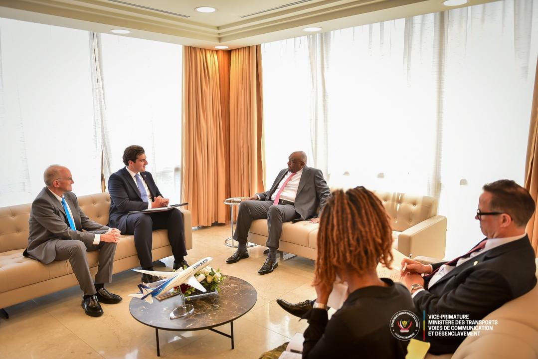 Le VPM des Transports, Jean-Pierre Bemba et la  délégation du Bureau des Affaires africaines du Département d’État américain [photo d'illustration]