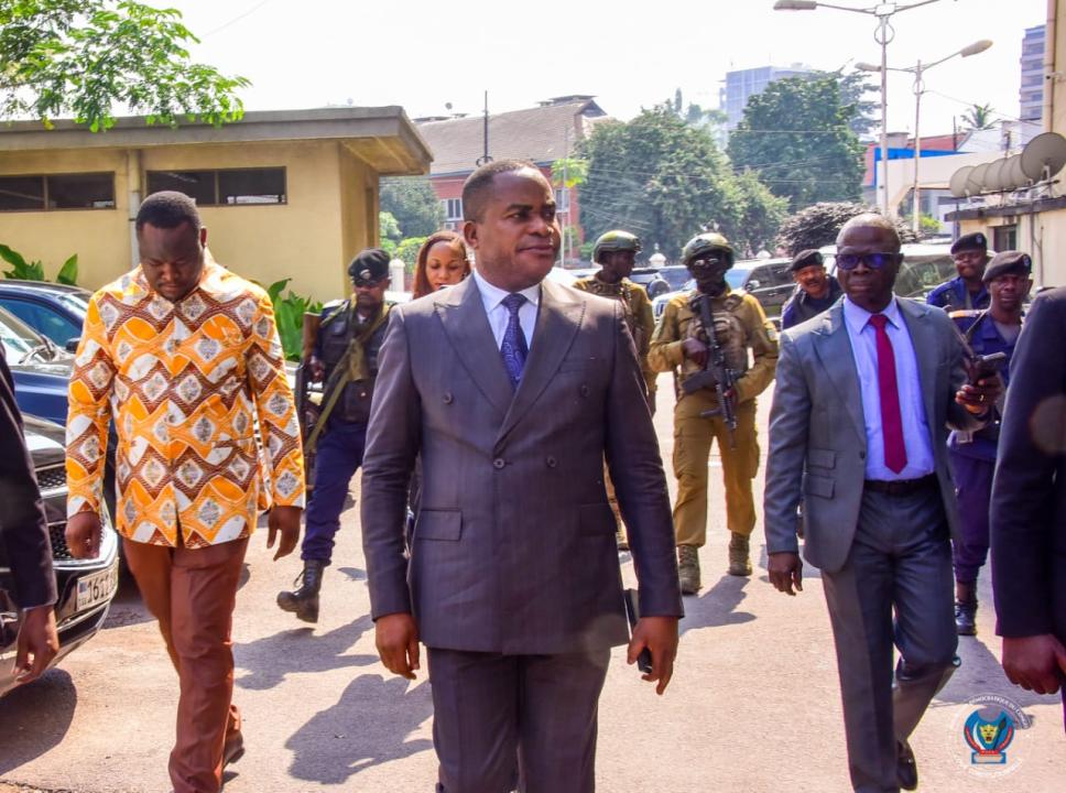 Dieudonné KAMULETA en pleine inspection du nouveau siège de la Cour Constitutionnelle