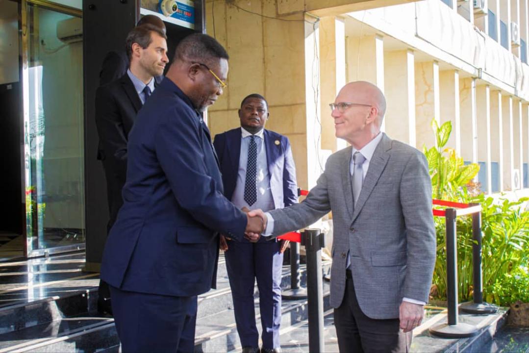 Le conseiller spécial du chef de l’État en matière de sécurité, Eberande Kolongele et le RSSG de l’ONU, James Swan, échangent sur le cessez-le-feu et le DDR dans l’Est de la RDC