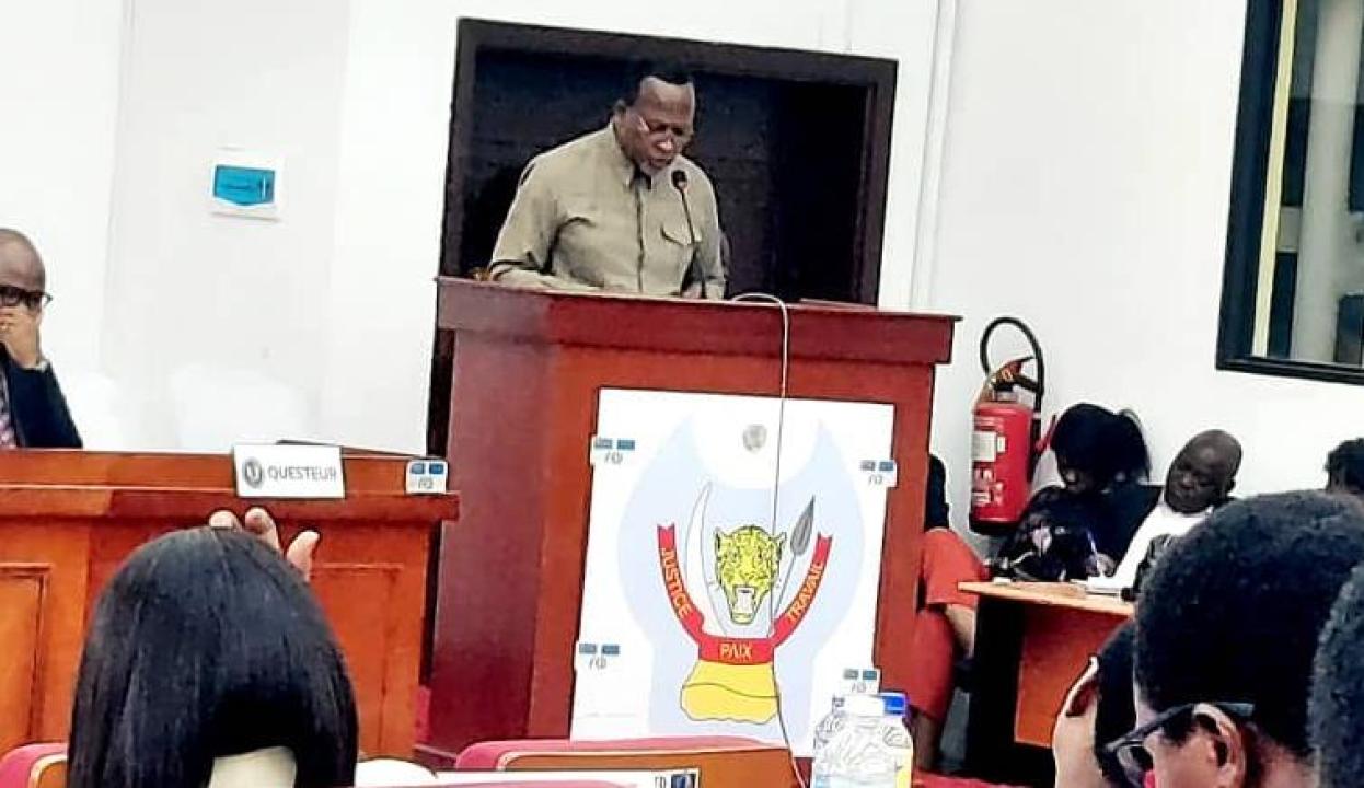 Jeannot Canon La Rose, ministre provincial de l'Interieur, répondant à une question d'actualité à l'APK