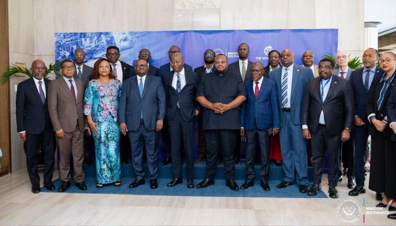 Photo de famille avec Doudou Fwamba Likunde Li-Botayi, Adolphe Muzito, Daniel Bumba Lubaki et la délégation de la Banque mondiale, lors de la présentation du diagnostic FRC.
