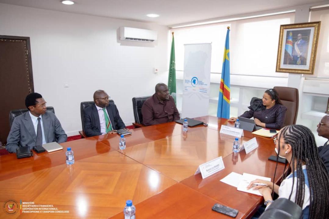 Thérèse KAYIKWAMBA WAGNER et Paulu KOSITA, Ambassadeur de la République de Zambie en République démocratique du Congo lors de leur entretien